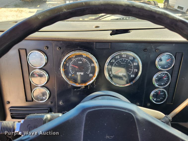 image for item MK9301 2002 International 9100i  semi truck