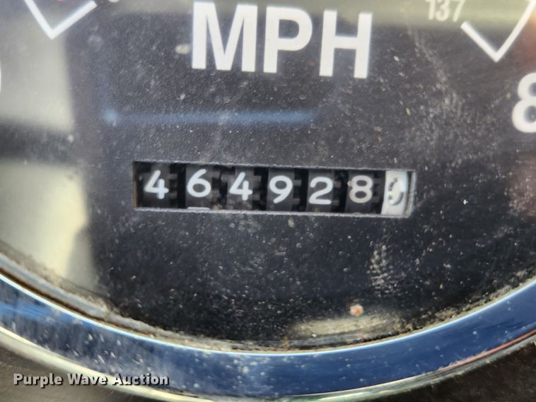 image for item MK9301 2002 International 9100i  semi truck