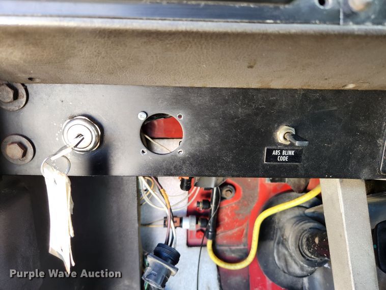 image for item MK9301 2002 International 9100i  semi truck