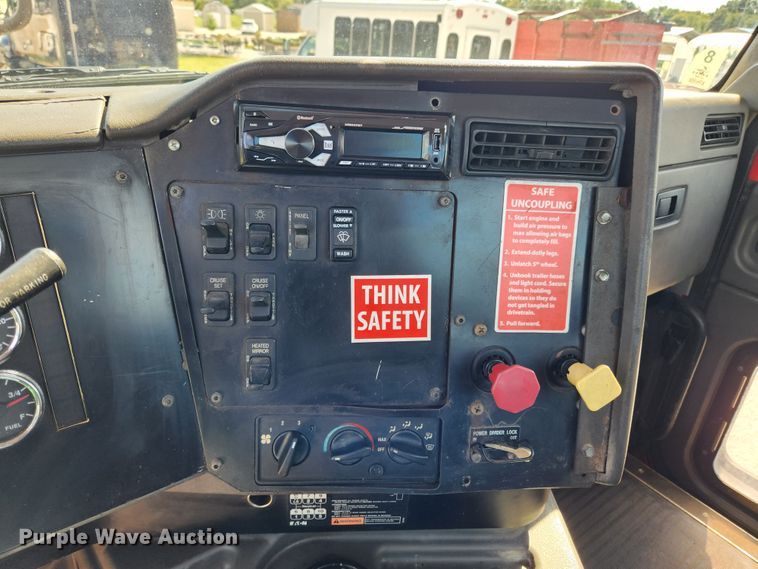 image for item MK9301 2002 International 9100i  semi truck