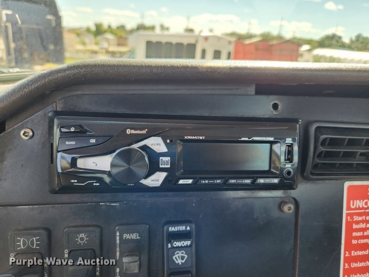 image for item MK9301 2002 International 9100i  semi truck