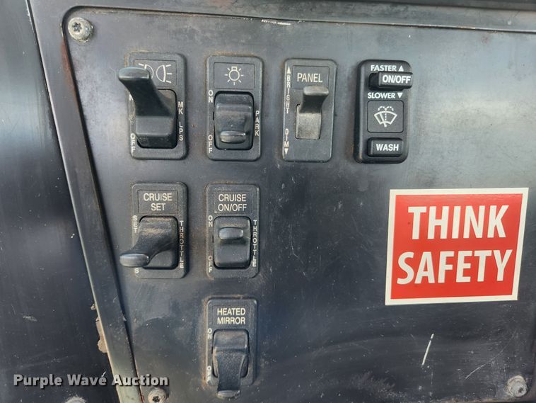 image for item MK9301 2002 International 9100i  semi truck