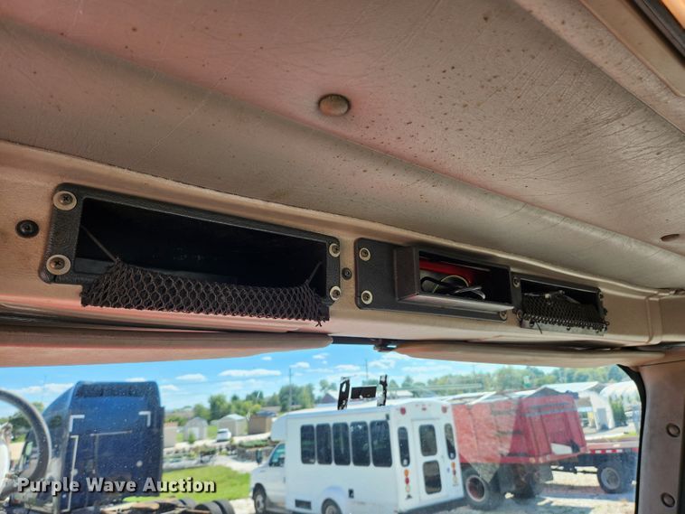 image for item MK9301 2002 International 9100i  semi truck