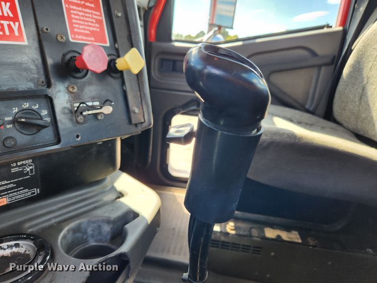 image for item MK9301 2002 International 9100i  semi truck