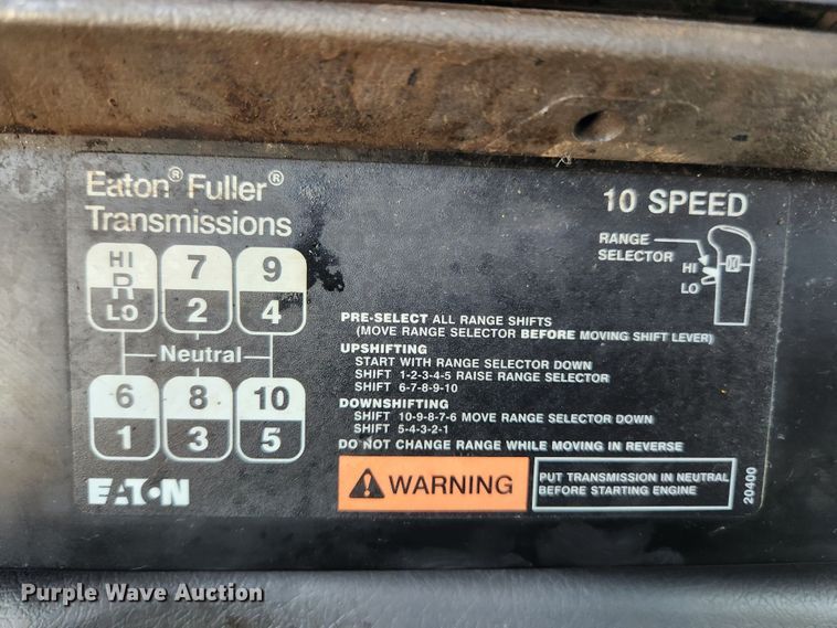 image for item MK9301 2002 International 9100i  semi truck