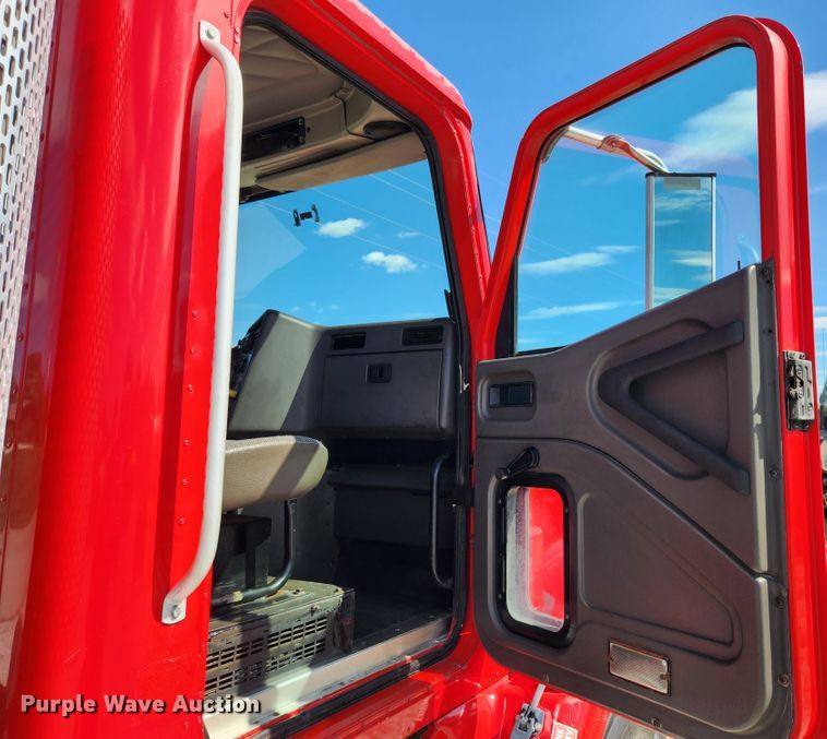 image for item MK9301 2002 International 9100i  semi truck