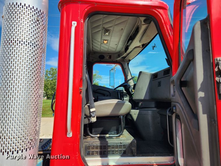 image for item MK9301 2002 International 9100i  semi truck