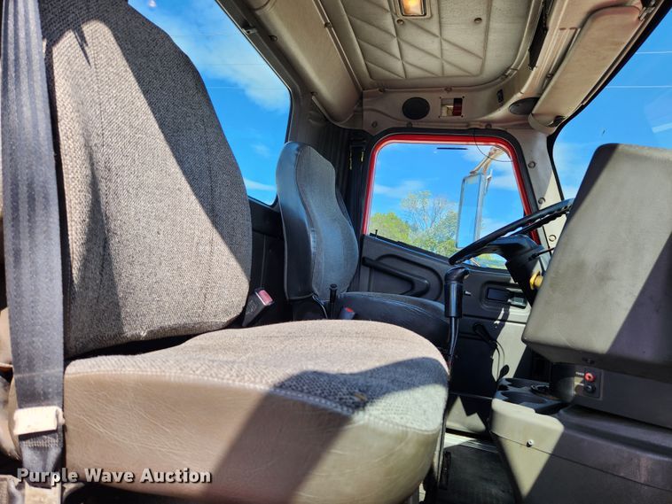 image for item MK9301 2002 International 9100i  semi truck