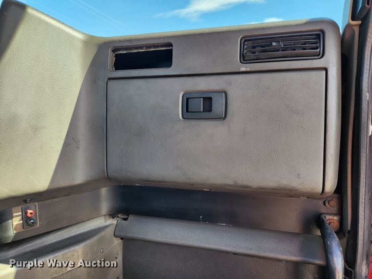 image for item MK9301 2002 International 9100i  semi truck