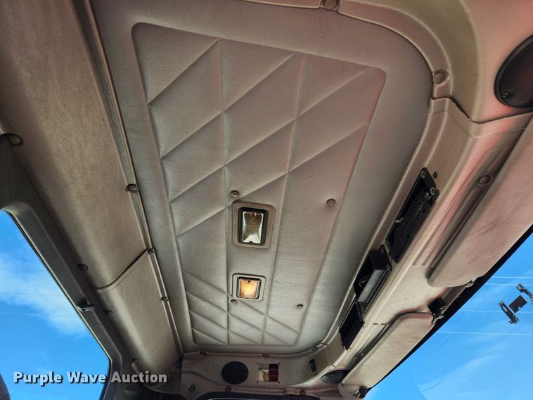 image for item MK9301 2002 International 9100i  semi truck