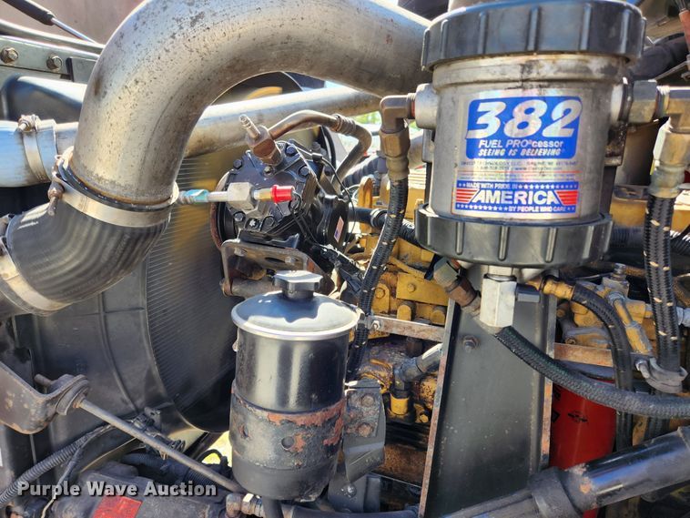 image for item MK9301 2002 International 9100i  semi truck