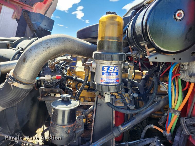 image for item MK9301 2002 International 9100i  semi truck