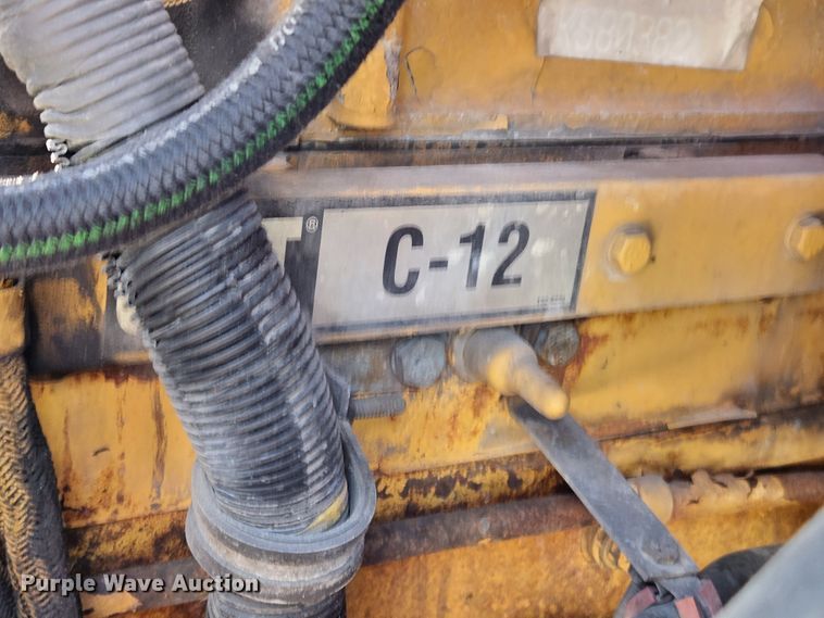 image for item MK9301 2002 International 9100i  semi truck