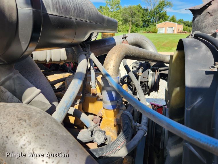 image for item MK9301 2002 International 9100i  semi truck