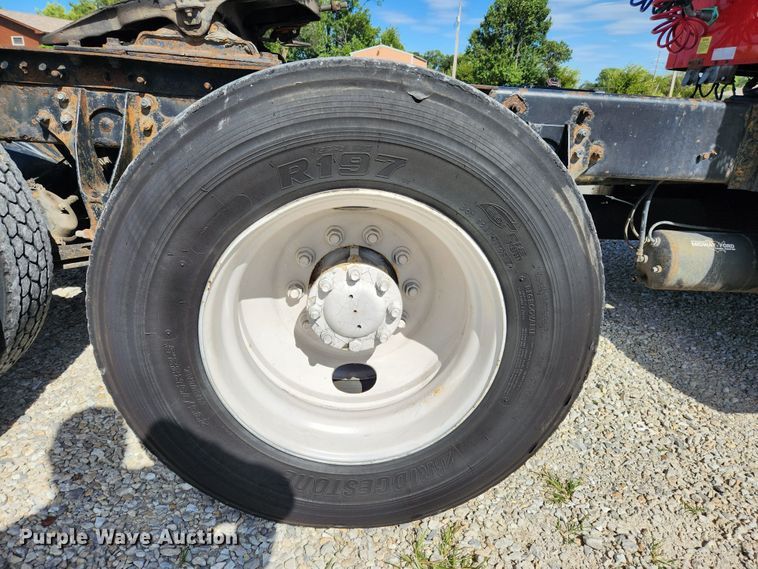 image for item MK9301 2002 International 9100i  semi truck