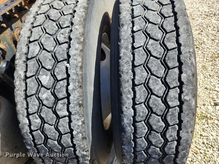 image for item MK9301 2002 International 9100i  semi truck