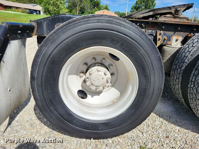 image for item MK9301 2002 International 9100i  semi truck