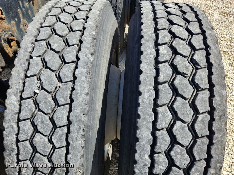 image for item MK9301 2002 International 9100i  semi truck