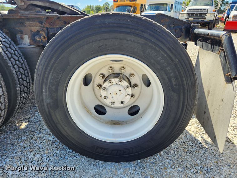 image for item MK9301 2002 International 9100i  semi truck