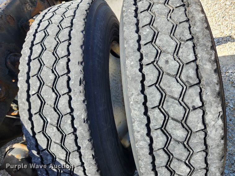 image for item MK9301 2002 International 9100i  semi truck