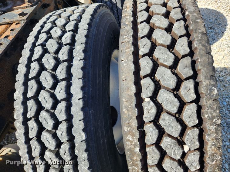 image for item MK9301 2002 International 9100i  semi truck