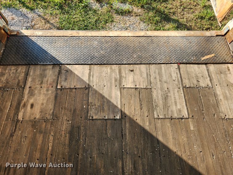 image for item MK9313 2004 Strickland  dry van trailer