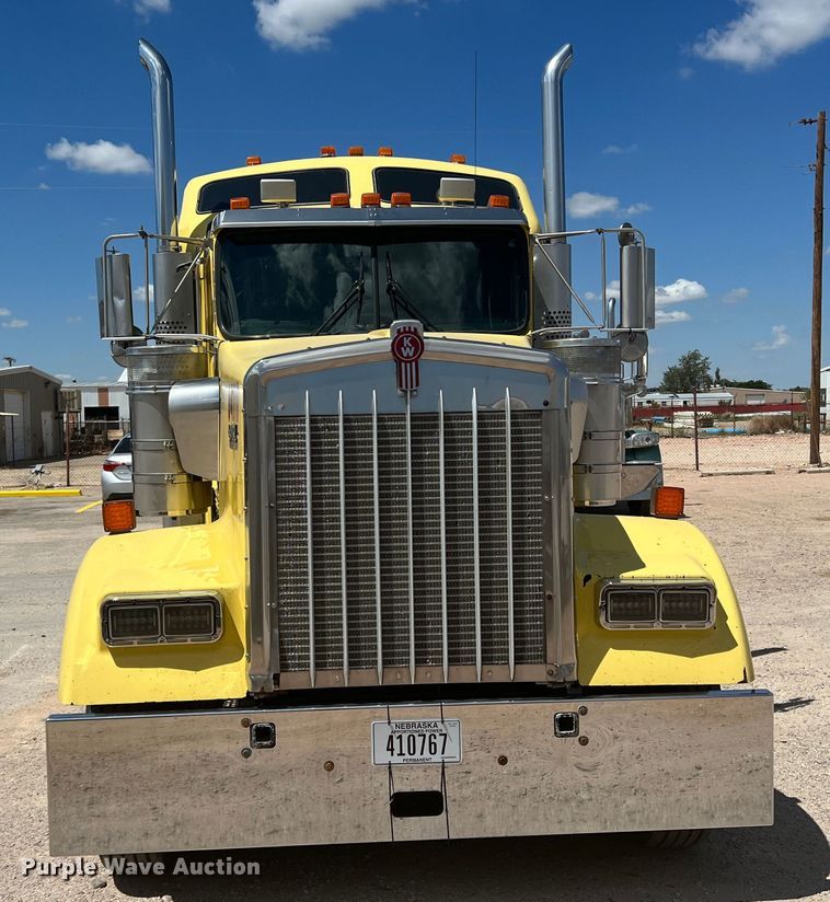 image for item MQ9783 2004 Kenworth W900  semi truck