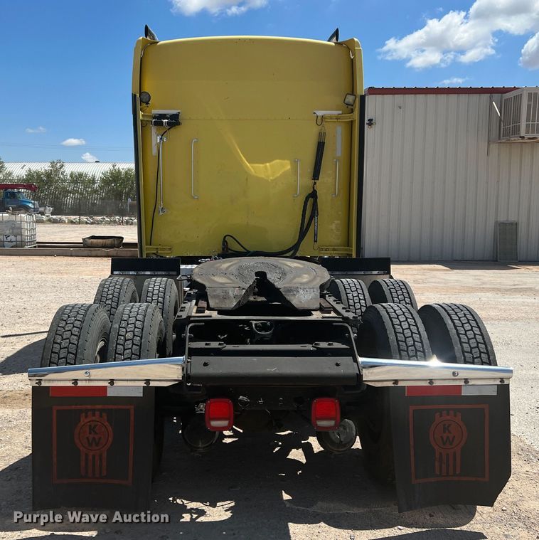 image for item MQ9783 2004 Kenworth W900  semi truck