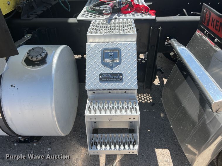 image for item MQ9783 2004 Kenworth W900  semi truck