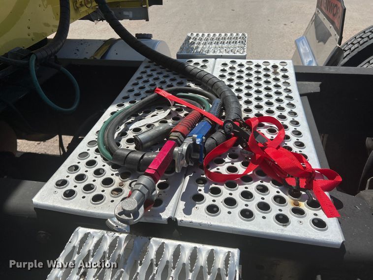 image for item MQ9783 2004 Kenworth W900  semi truck