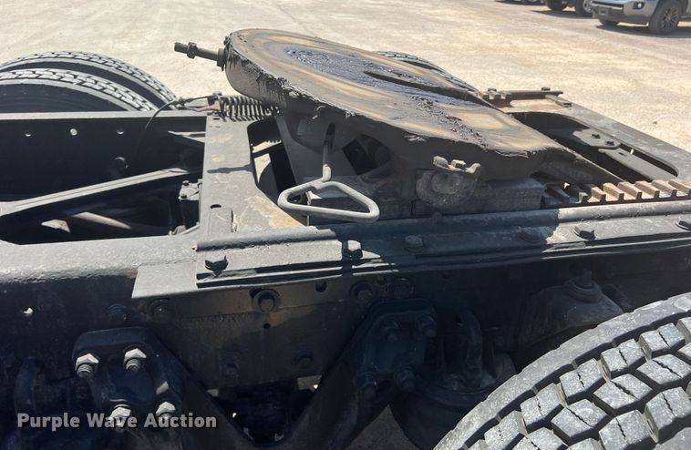 image for item MQ9783 2004 Kenworth W900  semi truck