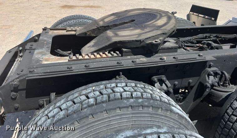 image for item MQ9783 2004 Kenworth W900  semi truck