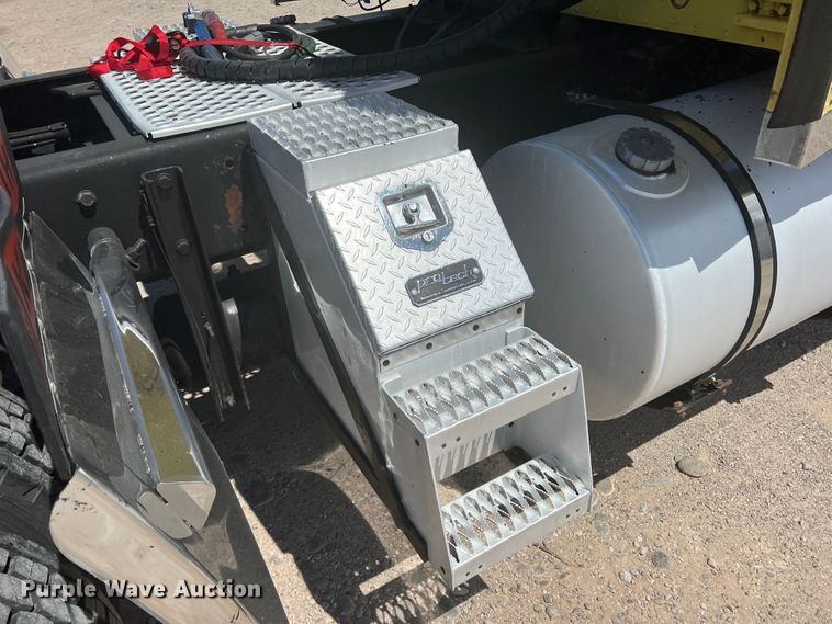 image for item MQ9783 2004 Kenworth W900  semi truck