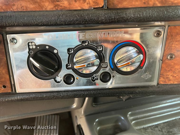 image for item MQ9783 2004 Kenworth W900  semi truck