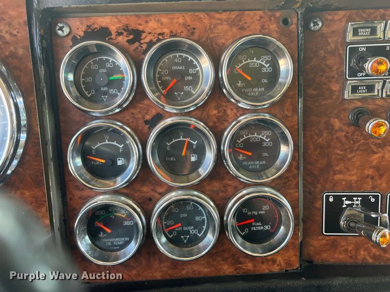 image for item MQ9783 2004 Kenworth W900  semi truck