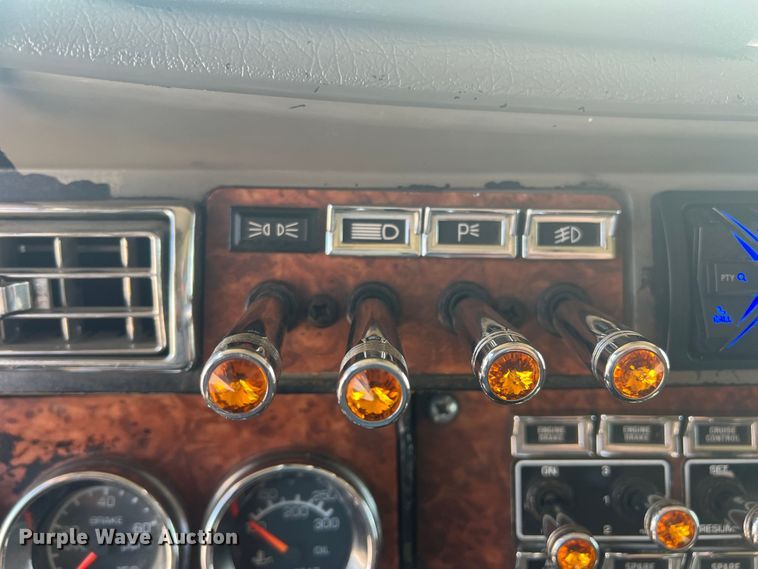 image for item MQ9783 2004 Kenworth W900  semi truck