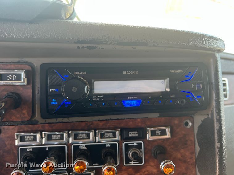 image for item MQ9783 2004 Kenworth W900  semi truck