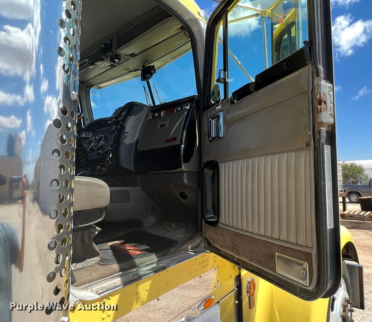 image for item MQ9783 2004 Kenworth W900  semi truck