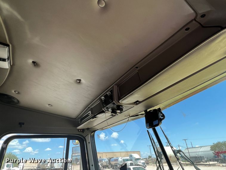 image for item MQ9783 2004 Kenworth W900  semi truck