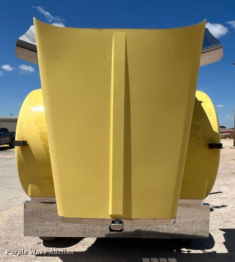 image for item MQ9783 2004 Kenworth W900  semi truck