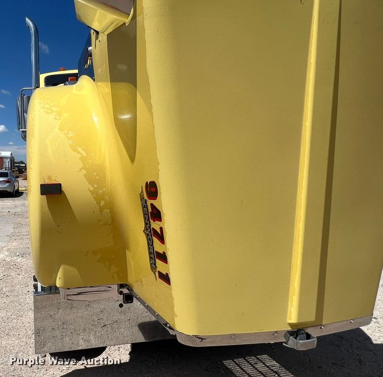 image for item MQ9783 2004 Kenworth W900  semi truck
