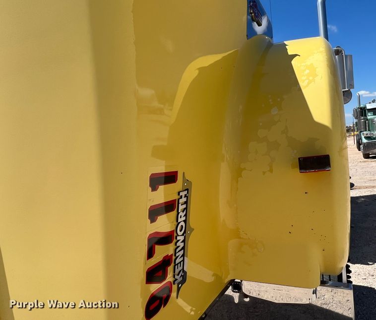 image for item MQ9783 2004 Kenworth W900  semi truck