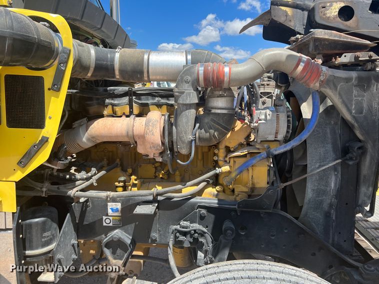 image for item MQ9783 2004 Kenworth W900  semi truck