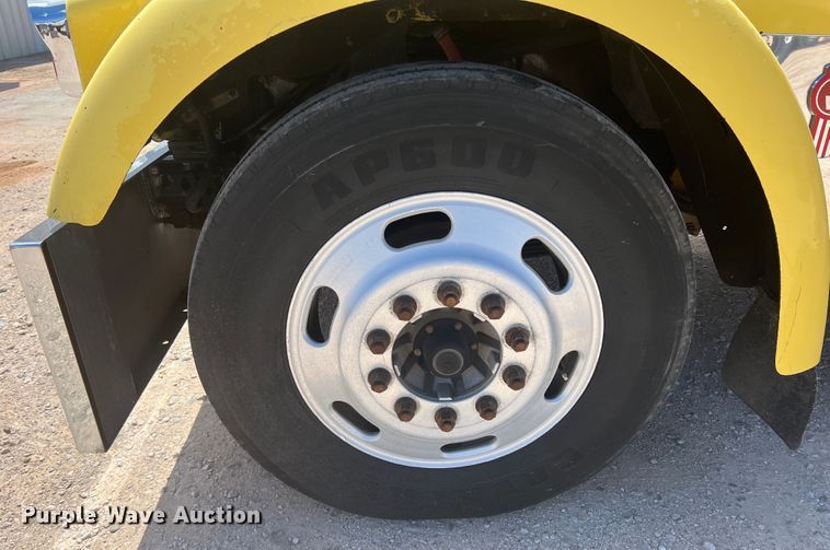 image for item MQ9783 2004 Kenworth W900  semi truck