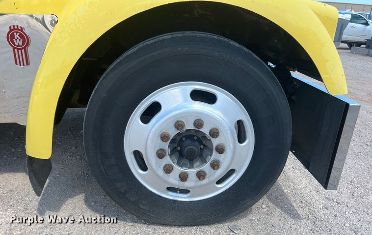 image for item MQ9783 2004 Kenworth W900  semi truck