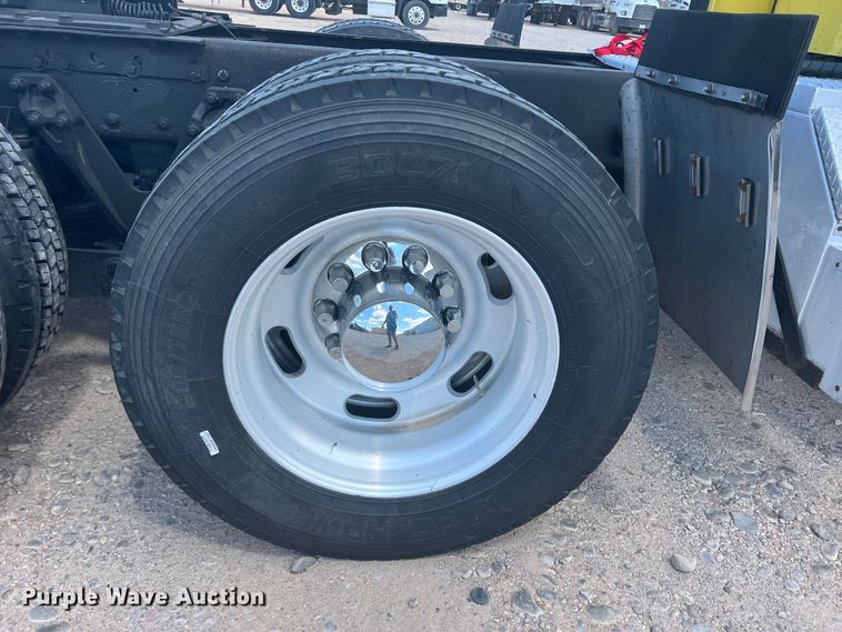 image for item MQ9783 2004 Kenworth W900  semi truck