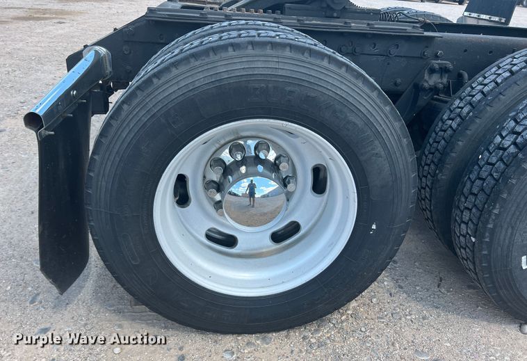 image for item MQ9783 2004 Kenworth W900  semi truck