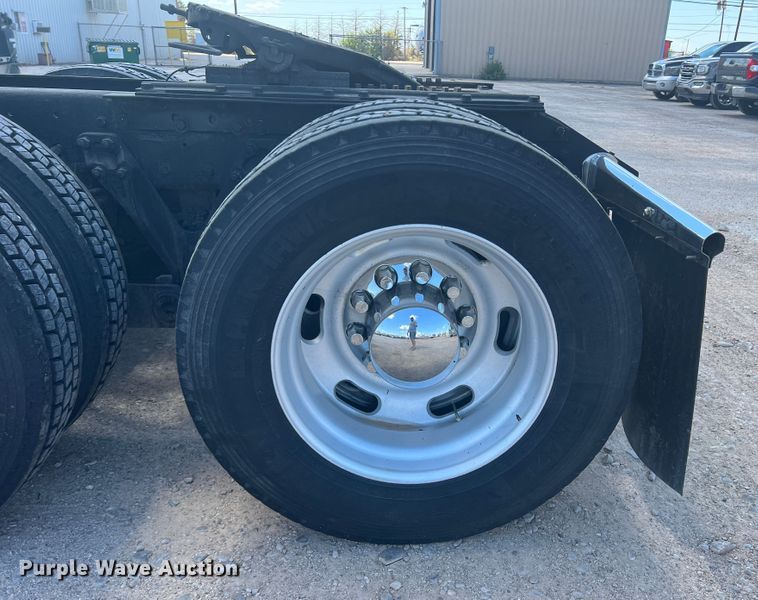 image for item MQ9783 2004 Kenworth W900  semi truck