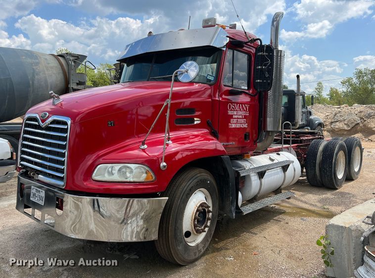 image for item MQ9813 2001 Mack CX613  semi truck