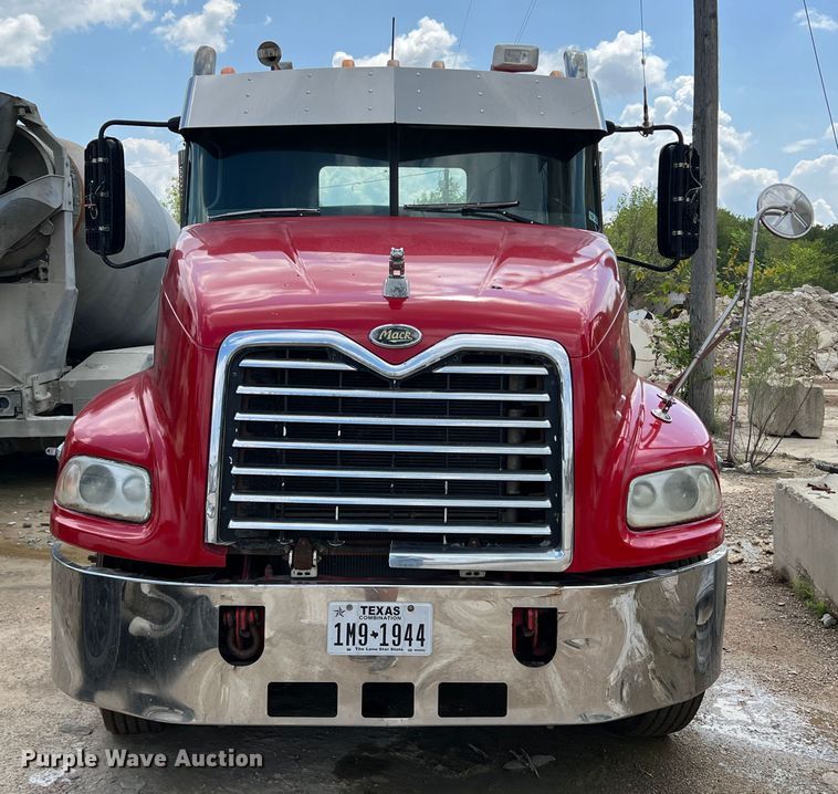 image for item MQ9813 2001 Mack CX613  semi truck